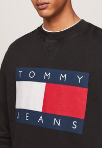 Tommy Jeans BIG FLAG CNECK - Mikina - black