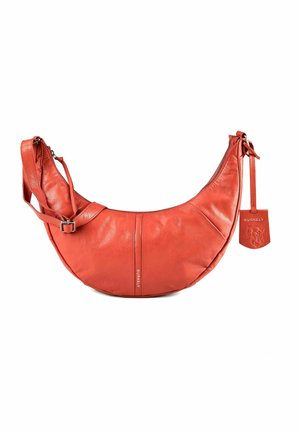 Roter Leder-Schultertasche in Halbmondform mit verstellbarem Riemen, Reißverschluss und einem geprägten Markenetikett mit der Aufschrift "Burkely" und einem Löwenemblem.