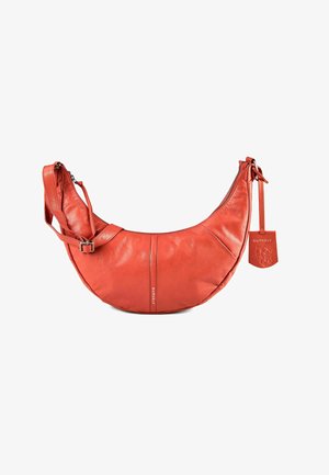 Bolso de hombro de cuero rojo en forma de media luna con correa ajustable, cierre de cremallera y etiqueta de marca grabada con "Burkely" y un emblema de león.