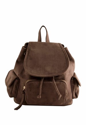 Sac à dos en daim marron avec une poche avant zippée, fermeture à rabat avec cordons, deux poches latérales, et une poignée de transport supérieure.