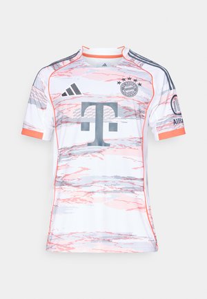 Maillot de football blanc à manches courtes avec des motifs abstraits rose et gris, doté d'un col rond, du logo Adidas et du blason du Bayern Munich.