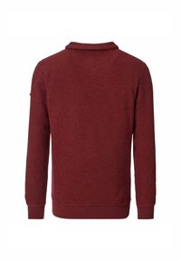 Roter gerippter Pullover mit umgeschlagenem Kragen, langen Ärmeln und enganliegenden Bündchen. Hergestellt aus einem weichen Strickmaterial. Keine sichtbaren Logos oder Muster.