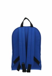 Sac à dos en tissu bleu de forme arrondie, avec des bretelles noires et une poignée supérieure. Présente un design simple avec des détails de surpiqûres visibles.