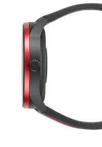 Montre-bracelet noire et rouge avec un boîtier rond, une surface texturée, une couronne proéminente et un bracelet courbé. Contraste de couleur notable sur les bords.