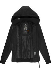 Veste noire avec capuche, présentant des poignets et un bas côtelés, une fermeture éclair, et une doublure intérieure lisse avec un motif subtil. Détail du logo brodé.