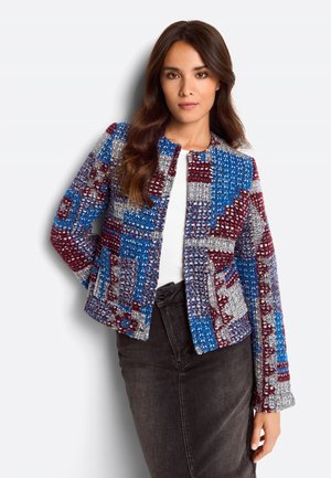 Farbige, strukturierte Jacke mit einem Patchwork-Design in Blau, Rot und Grau, runder Halslinie und verkürzter Länge.