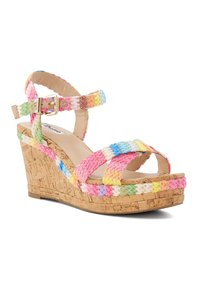 Wedge sandaal met een kurken basis, multicolor geweven banden in roze, blauw, geel en groen, en een gesp sluiting bij de enkel voor een veilige pasvorm.
