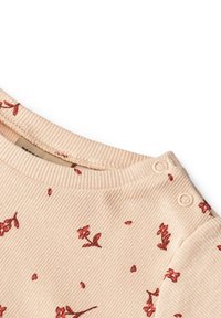 Tricou pentru bebeluși bej, cu dungi și imprimeuri mici florale roșii, prevăzut cu două capse pe umăr pentru o îmbrăcare ușoară.