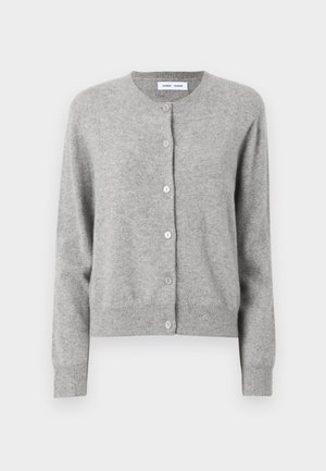 Cardigan gris de suave material de punto, con un cuello redondo, mangas largas y cierre de botones en la parte delantera. Diseño simple.