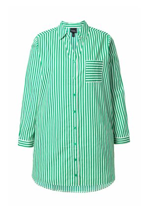 Camisa de rayas verdes y blancas con mangas largas, cierre de botones en el frente y un bolsillo en el pecho con un patrón de rayas más estrecho.