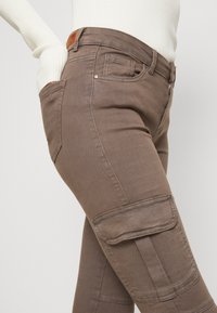 ONLY ONLMISSOURI PANT - Pantalones cargo - brown