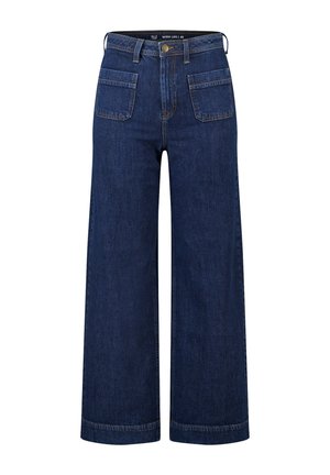 Jean denim bleu foncé à jambes larges avec poches plaquées à l'avant, passants pour ceinture et fermeture par bouton à la taille.