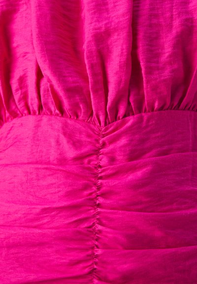Rochie dintr-un material fuchsia cu un finisaj texturat, având talie elastică și detalii plisate. Material neted, ușor.