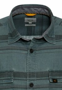 Karierte Flanellhemden in dunklem Grün und Grautönen. Mit einem Button-Down-Kragen, schwarzen Knöpfen und einer Brusttasche mit einem Logo-Label. Reguläre Passform.