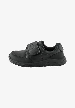 Schwarzer flacher Schuh mit gepolstertem Schaft, dicker Sohle und breitem Klettverschluss oben für einfaches An- und Verstellen.