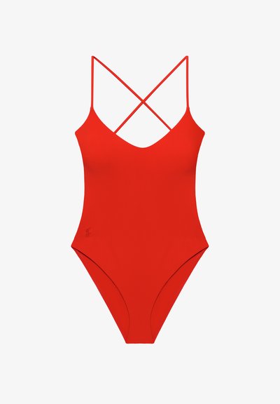 Czerwony jednoczęściowy strój kąpielowy z cienkimi, skrzyżowanymi na ramionach ramiączkami i okrągłym dekoltem, zaprojektowany dla kobiet.