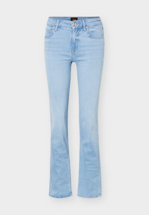 Hellblaue Bootcut-Jeans für Damen mit Frontknopf, Reißverschluss und Fünf-Taschen-Design vor weißem Hintergrund.