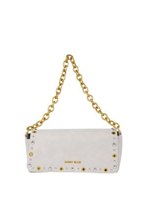 Borsa rettangolare bianca con borchie dorate e argentate, tracolla a catena dorata e logo "Marc Ellis" dorato sulla patta frontale.