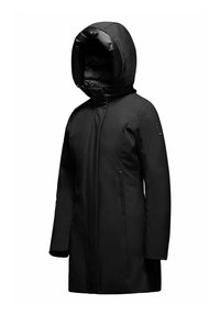 Cappotto lungo nero realizzato in tessuto liscio, dotato di cappuccio, chiusura con zip e tasche laterali. Design minimalista senza motivi o loghi visibili.