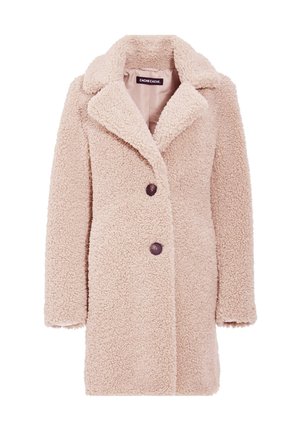 Abrigo de peluche rosa con cuello de muesca, cierre de doble botón y tejido texturizado. Superficie suave y esponjosa con un ajuste clásico.