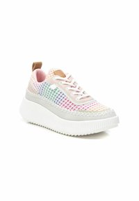 Zapatillas con cordones que presentan una parte superior de malla multicolor con un diseño degradado, una gruesa suela de plataforma blanca y acentos en la entresuela texturizados en gris.