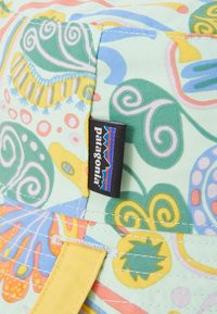 Καπέλο από βαμβάκι σε παστέλ πράσινη απόχρωση με πολύχρωμα στροβιλισμένα σχέδια. Περιλαμβάνει ετικέτα με το λογότυπο της Patagonia σε μαύρο χρώμα και κίτρινες λεπτομέρειες.