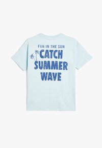 Lyseblå bomulds t-shirt med korte ærmer, der har navy blå tekst "SJOV I SOLEN FANG SOMMERBØLGE" og palmetræ-grafik på ryggen.