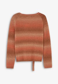 Pull en tricot dégradé de rouille et de marron, avec un col rond et un détail à nouer au dos. Texture douce et manches longues.