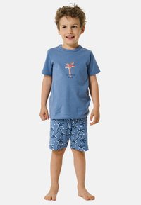 Camiseta de algodón azul con un gráfico de una palmera y el texto "DIVERSION DE VERANO". Pantalones cortos azules a juego con un patrón de palmeras en blanco.