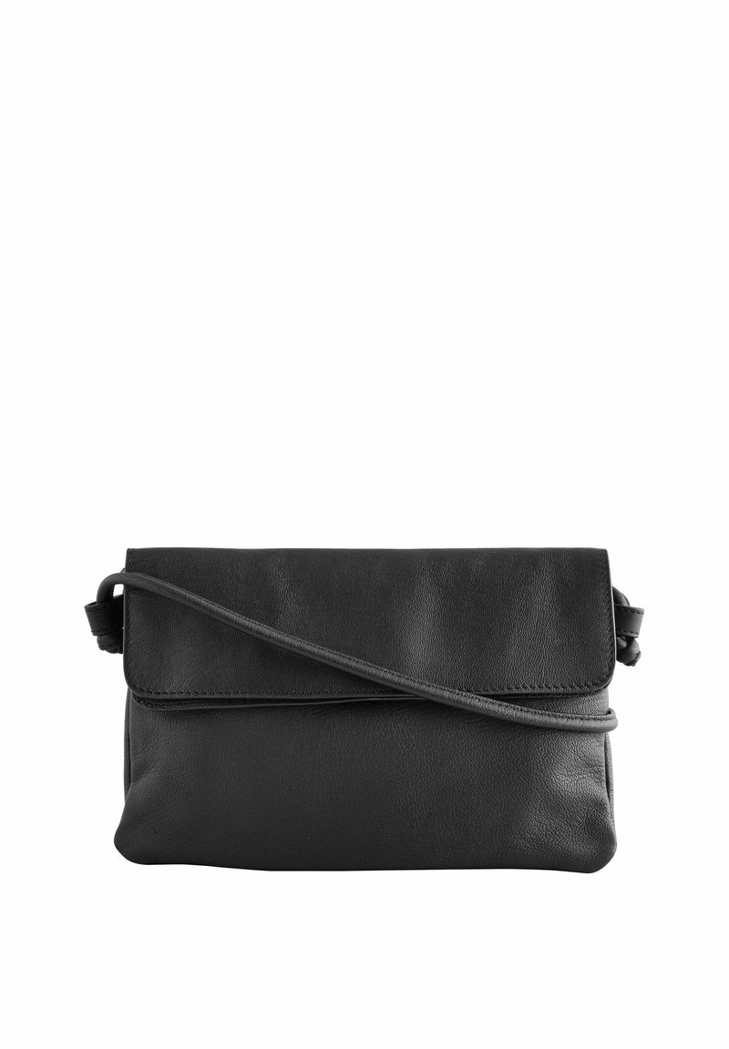 Bolso negro de cuero cruzado con solapa plegable, textura suave, correa ajustable y diseño minimalista. Forma compacta y versátil.