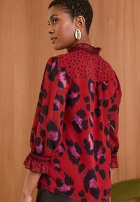 Love & Roses V NECK SHIRRED CUFF REGULAR FIT - Blúz - red animal