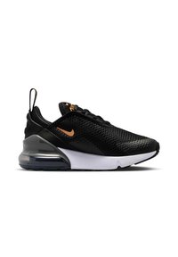 Μαύρο αθλητικό παπούτσι Nike Air Max 270 με πορτοκαλί σήμα, λευκή ενδιάμεση σόλα και ορατό αερόσφαιρο στη φτέρνα, απεικονίζεται από την δεξιά πλευρά σε λευκό φόντο.