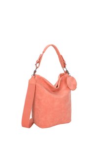 Sac en suède rose corail doux avec une bandoulière réglable et un porte-monnaie rond assorti fixé près de la poignée.