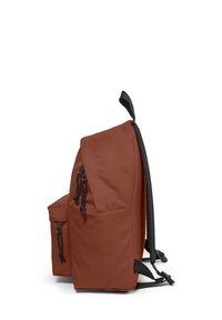 Sac à dos marron en tissu lisse, fermeture éclair, poche latérale, bretelles réglables et poignée supérieure pour un transport facile.