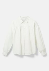 Camicia bianca a maniche lunghe con colletto classico, chiusura anteriore con bottoni, dettaglio di yoke arricciato e tessuto morbido e texturizzato.