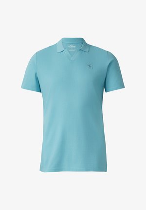 Polo bleu clair à manches courtes avec col en V et petit logo s.Oliver sur la poitrine gauche.