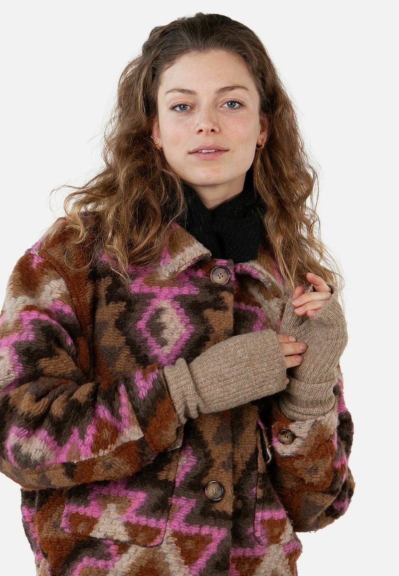 Giacca di lana multicolore con motivi geometrici in marrone, rosa e grigio, dotata di grandi bottoni e guanti senza dita coordinati.