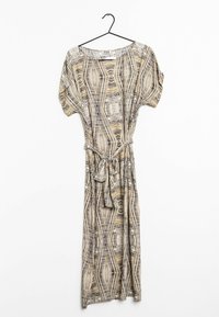 Bedrucktes Midi-Kleid in neutralen Tönen mit geometrischem Muster, kurzen Ärmeln, Rundhalsausschnitt und einem selbstbindenden Taillengürtel. Der Stoff wirkt leicht.