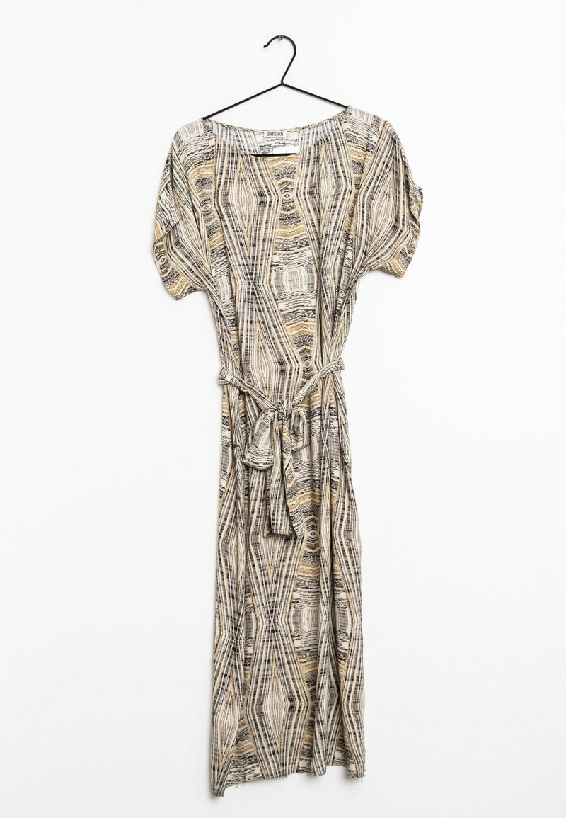 Bedrucktes Midi-Kleid in neutralen Tönen mit geometrischem Muster, kurzen Ärmeln, Rundhalsausschnitt und einem selbstbindenden Taillengürtel. Der Stoff wirkt leicht.