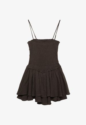 Czarna bezrękawnikowa sukienka z dopasowanym fasonem w górnej części, zebranym teksturowaniem oraz rozkloszowaną, warstwową spódnicą z falbanką na końcu.