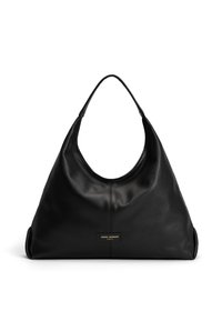 Schwarze Ledertasche mit einem gebogenen, Hobo-ähnlichen Design, das eine glatte Textur und ein dezentes Markenlabel auf der Vorderseite aufweist.