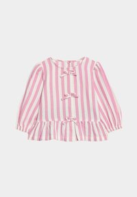 Top a rayas en rosa y blanco, con mangas largas, cuello redondo y un dobladillo con volantes que presenta tres lazos decorativos en la parte delantera.
