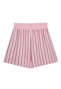 Shorts roses avec des rayures verticales bleu marine, dotés d'une taille élastique et d'une coupe large et décontractée. Le matériau semble léger et respirant.