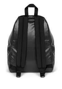 Mochila negra con un diseño suave y estructurado, correas anchas para los hombros y un asa en la parte superior para llevar. Hardware de correa ajustable visible.