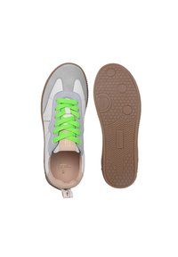 Sportliche Schuhe aus grauem, weißem und beigem Leder mit leuchtend grünen Schnürsenkeln. Sie besitzen eine strukturierte Gummisohle und goldene Markenlogo auf der Zunge.