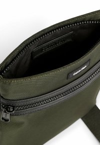 Calvin Klein FLAT - Borsa a tracolla - dark olive