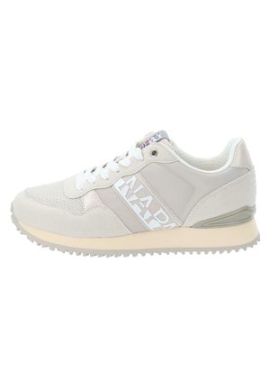 Baskets beige clair et blanches avec des détails en mesh et en daim, lacets blancs, et logo "NAPAPIJRI" en gras sur le côté.