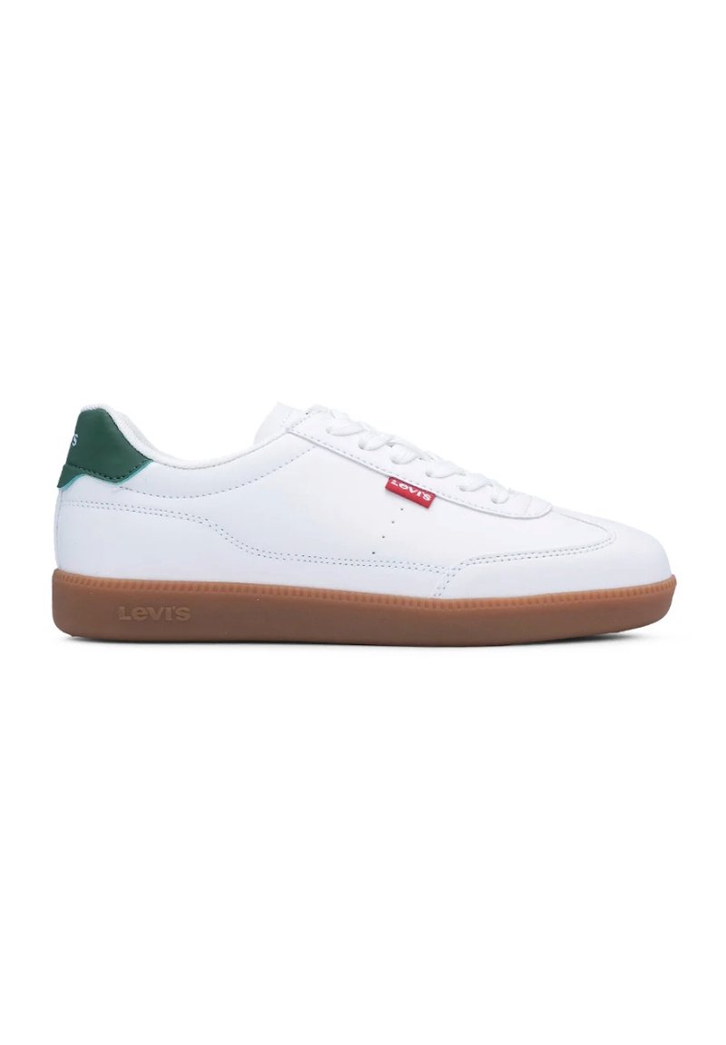 Sneakers bianche in materiale sintetico con suola in gomma, caratterizzate da un accento verde sul tallone e un logo rosso di lato. Design con lacci piatti.