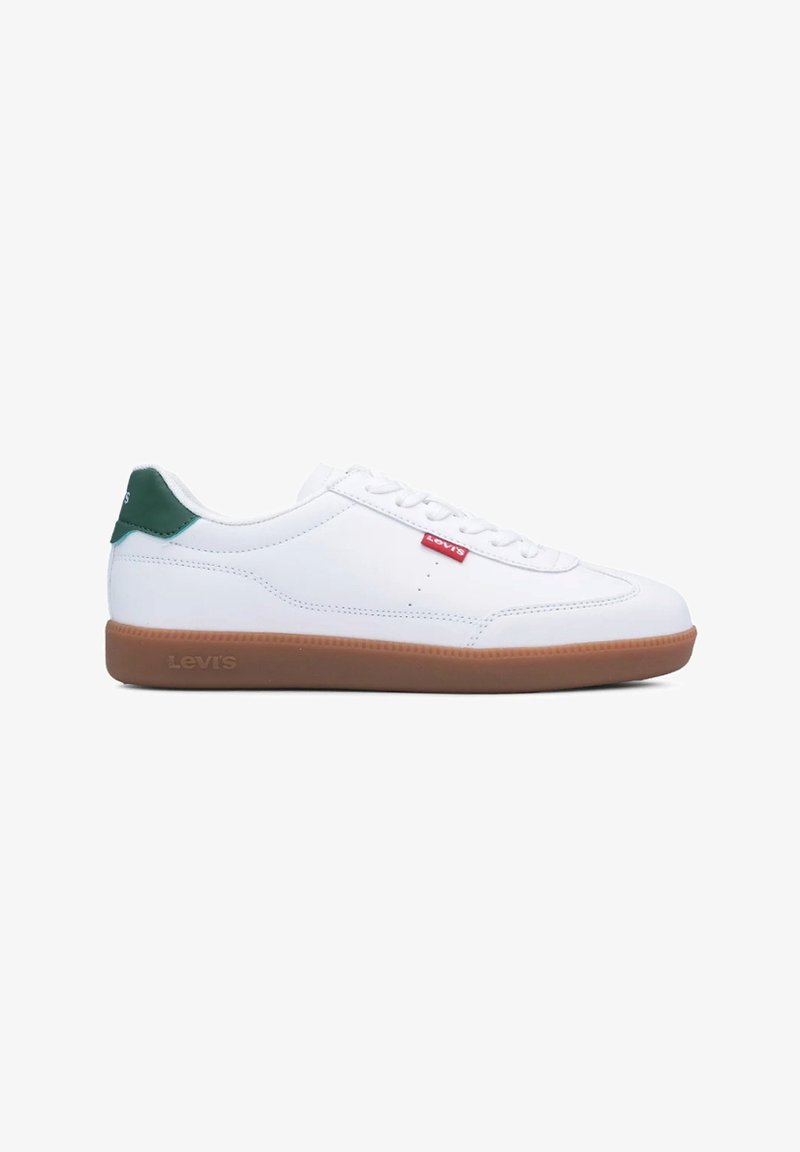 Sneakers bianche in materiale sintetico con suola in gomma, caratterizzate da un accento verde sul tallone e un logo rosso di lato. Design con lacci piatti.
