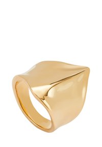 Anillo de color dorado con una superficie lisa y ondulada y una banda redondeada. Sin grabados ni detalles visibles; refleja la luz de manera uniforme.